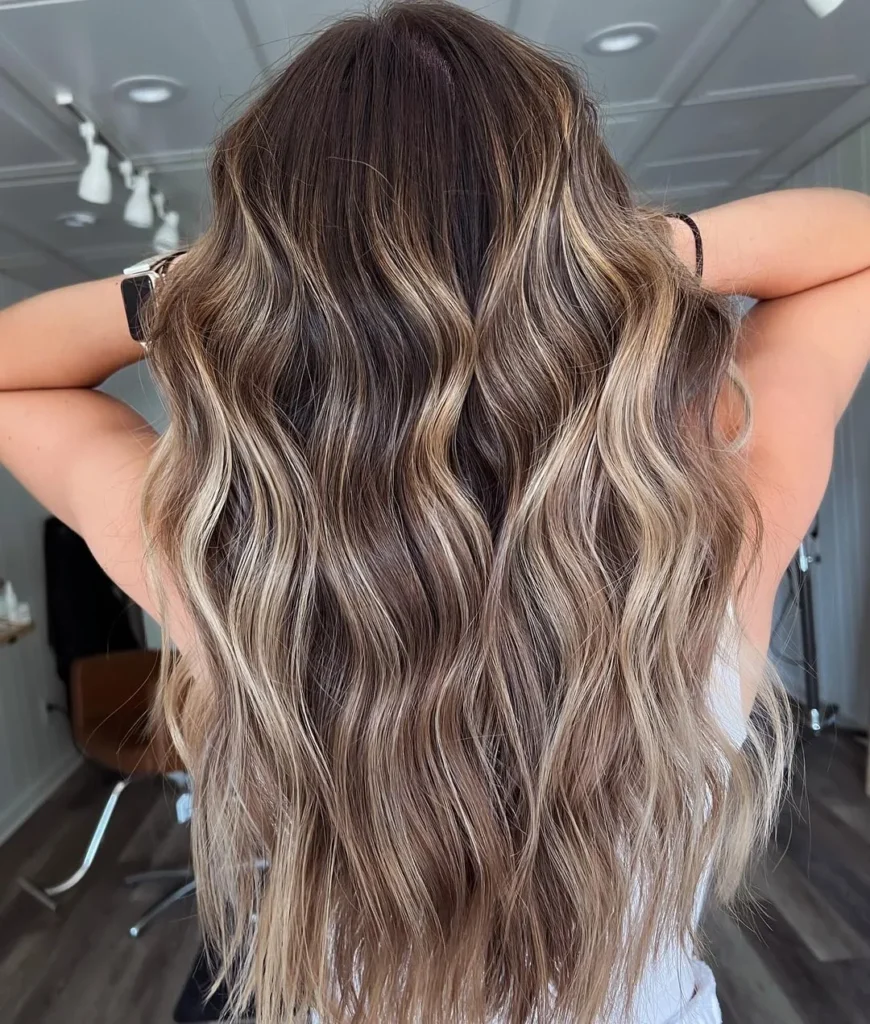 Braunes Haar mit platinblondem Balayage