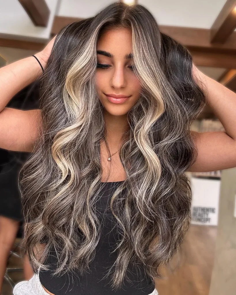 Bronde Balayage für langes gewelltes Haar