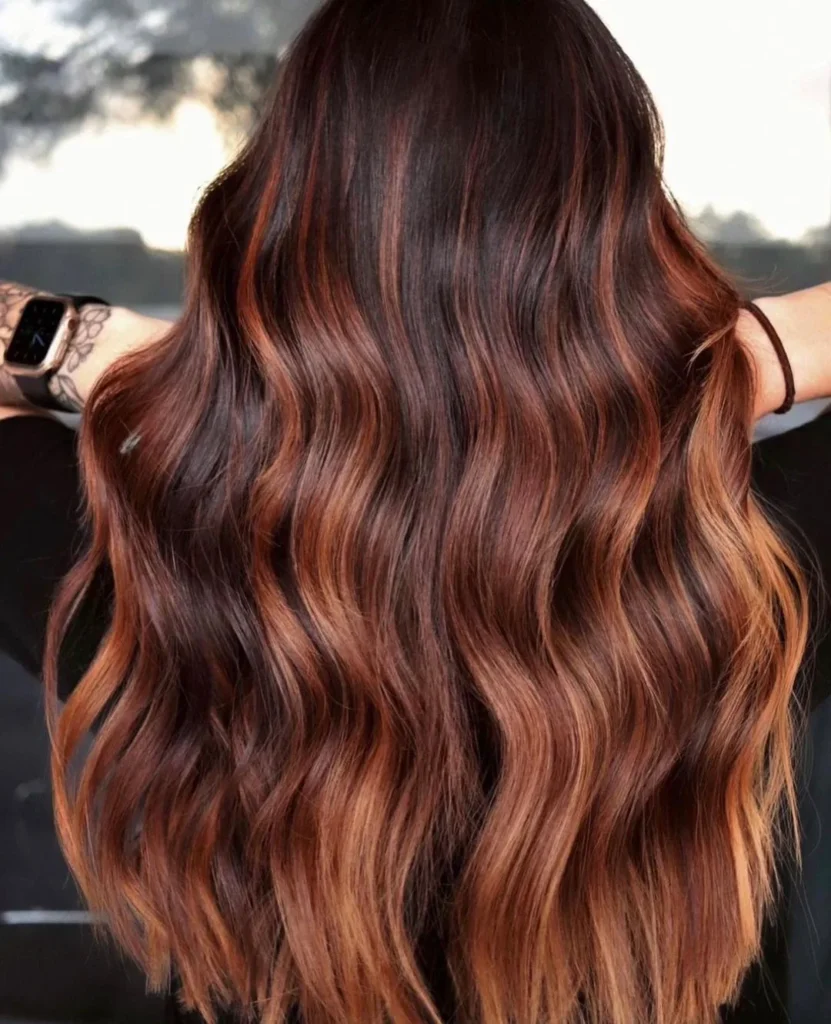 Cowboy-Kupfer-Balayage auf dunklem Haar