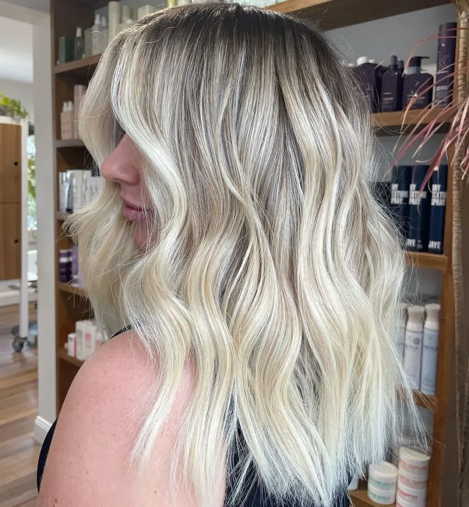 Cremig blonde Highlights auf dunklem Haar