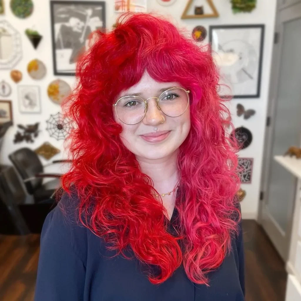 Curtain Bangs auf leuchtend rosa gelocktem Haar