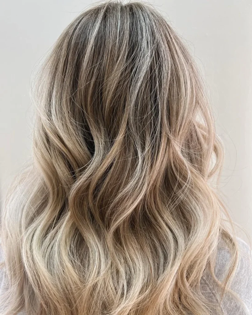 Dimensionale blonde Highlights auf dunklem Haar