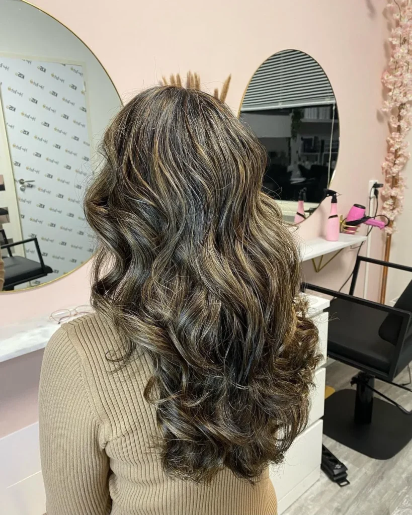 Dünne blonde Highlights auf dunklem Haar