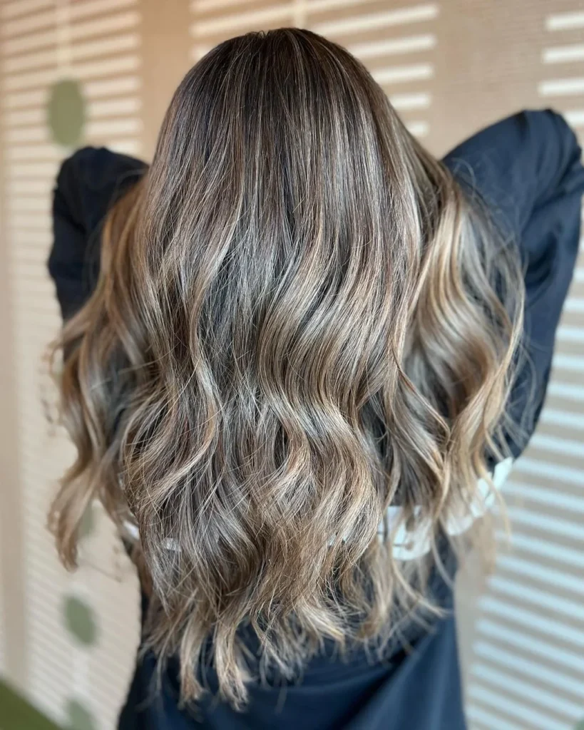  Dunkelblonde Highlights auf dunklem Haar