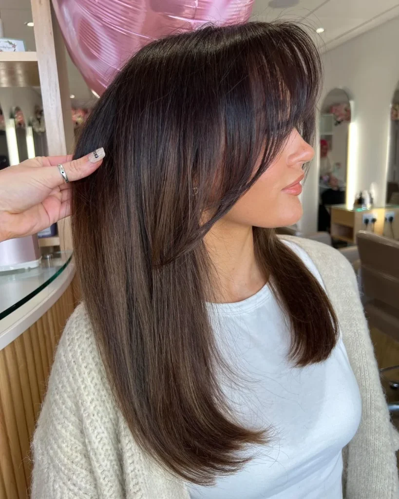 Dunkelbraune Balayage-Strähnchen