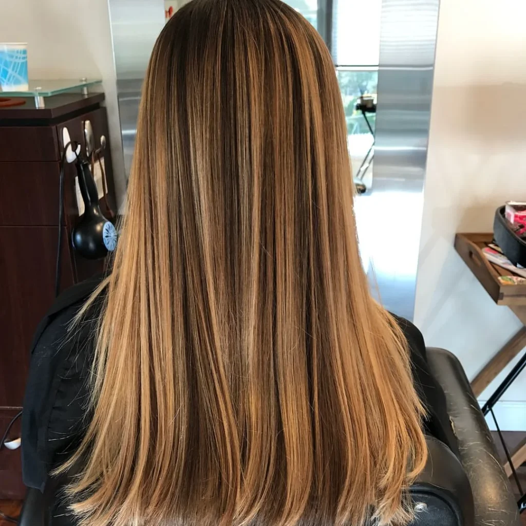 Erdbeerblonde Highlights auf dunklem Haar