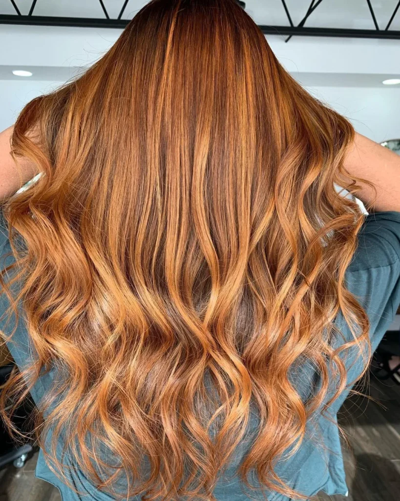 Erdbeerblondes Balayage auf braunem Haar