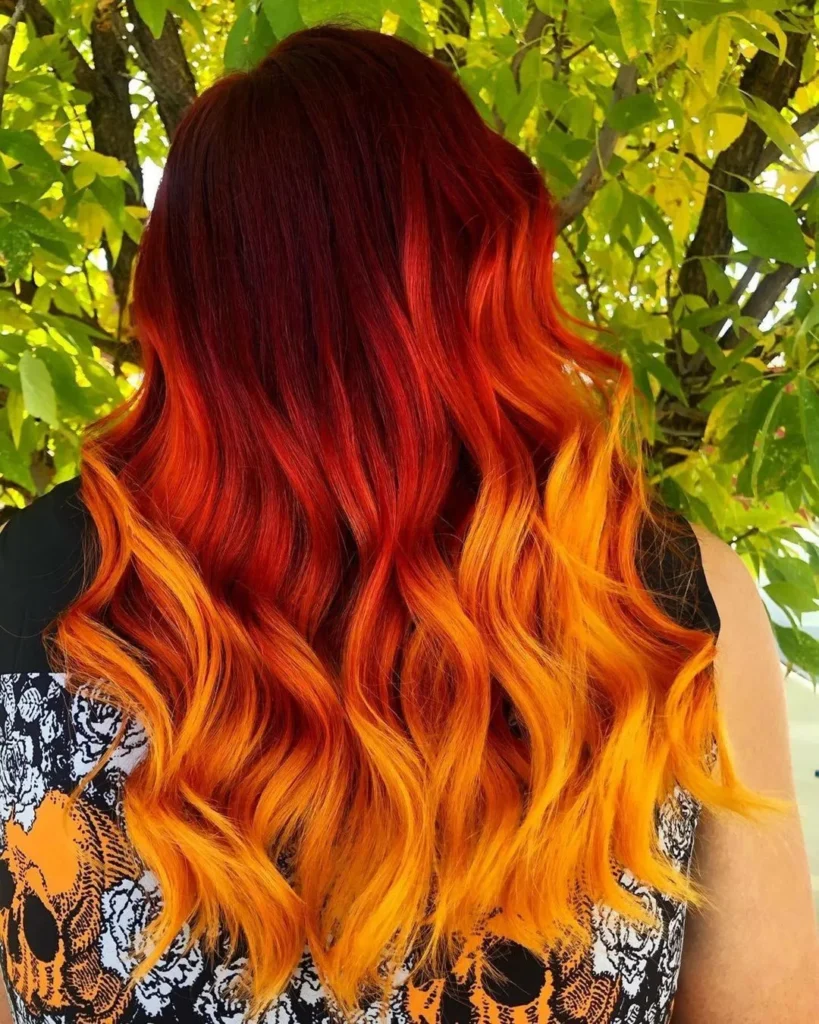 Gelbes Balayage auf leuchtend rotem Haar