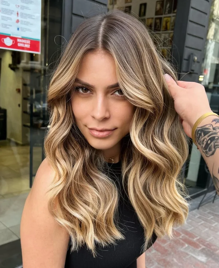  Gewelltes blondes Haar mit Highlights