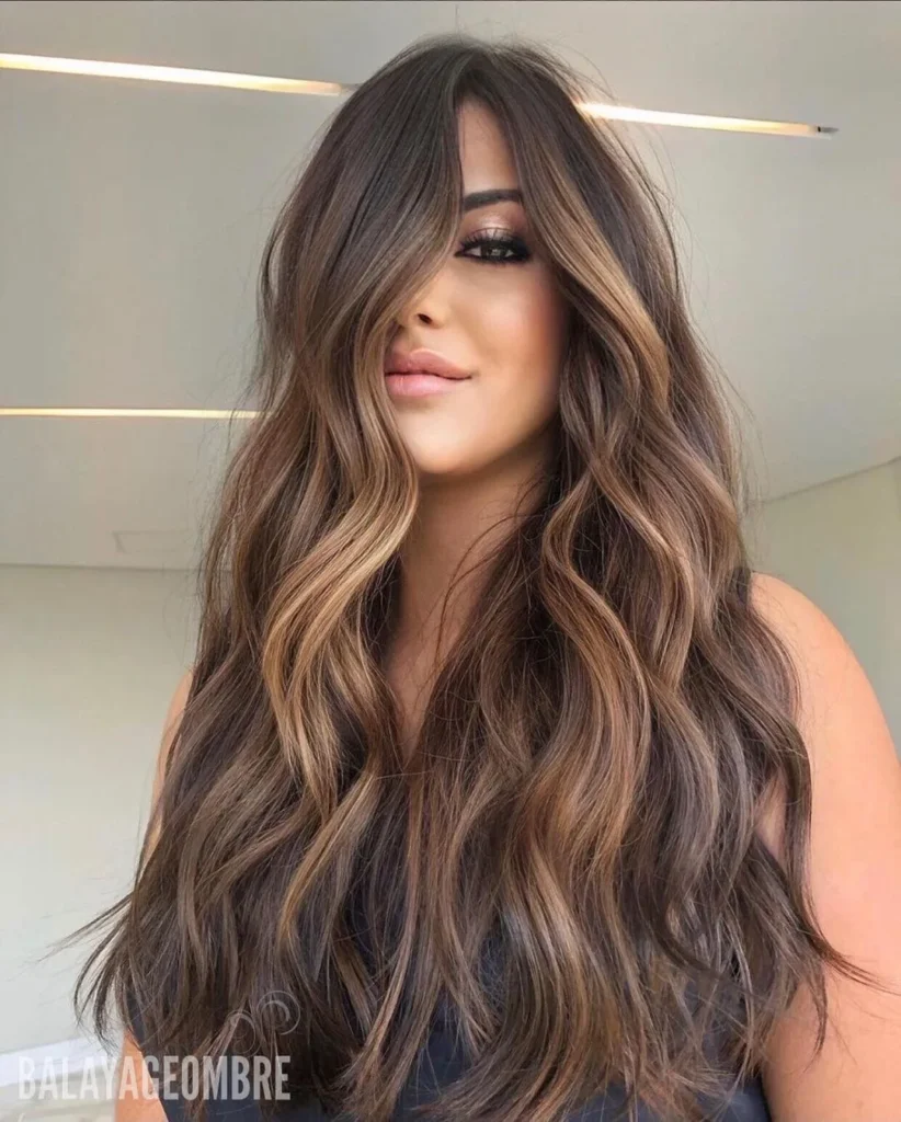 Gewelltes brünettes Haar mit karamellfarbenem Balayage