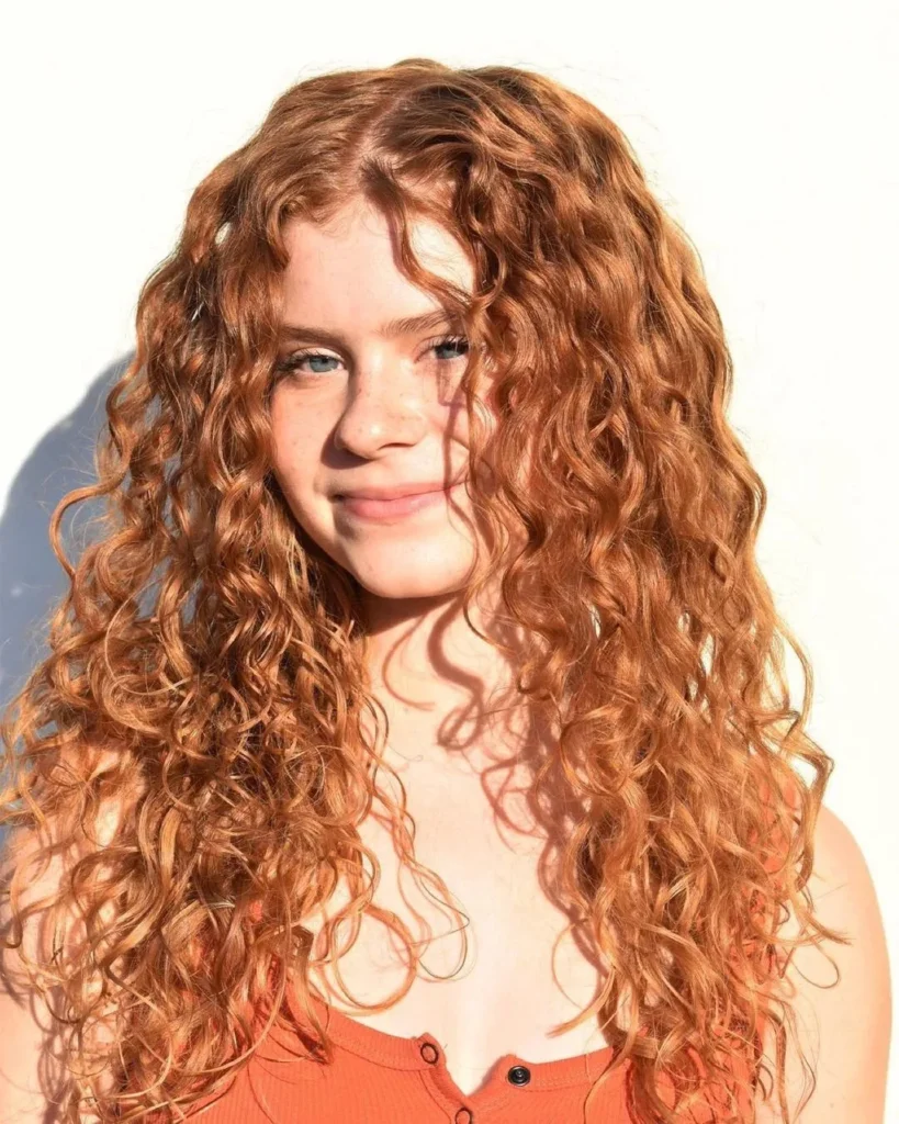 Ginger-Locken mit Mittelscheitel