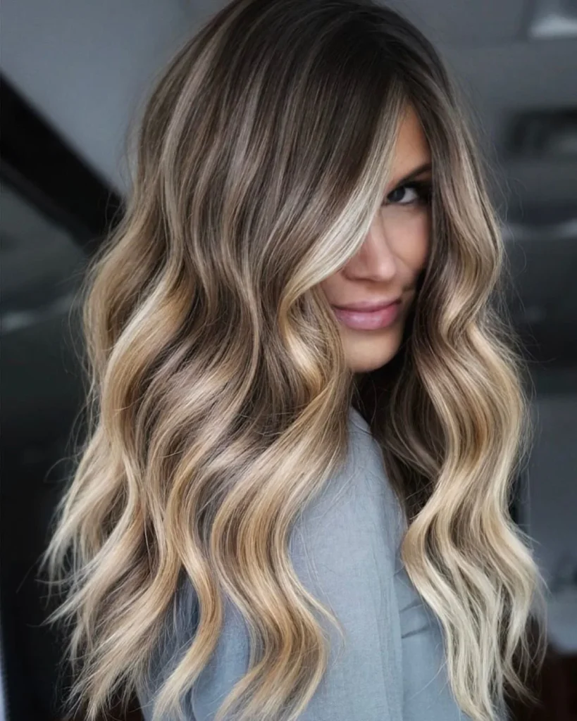 Hellblonde Highlights auf dunklem Haar