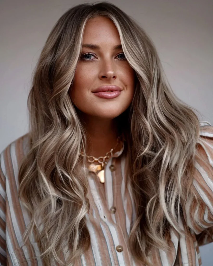 Hellbraunes Haar mit Platin-Highlights