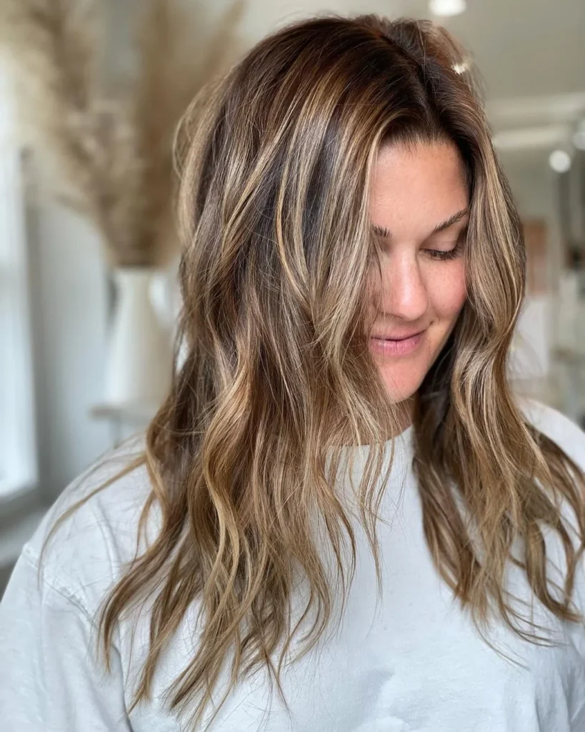 Hellbraunes Haar mit schmutzig blonden Highlights