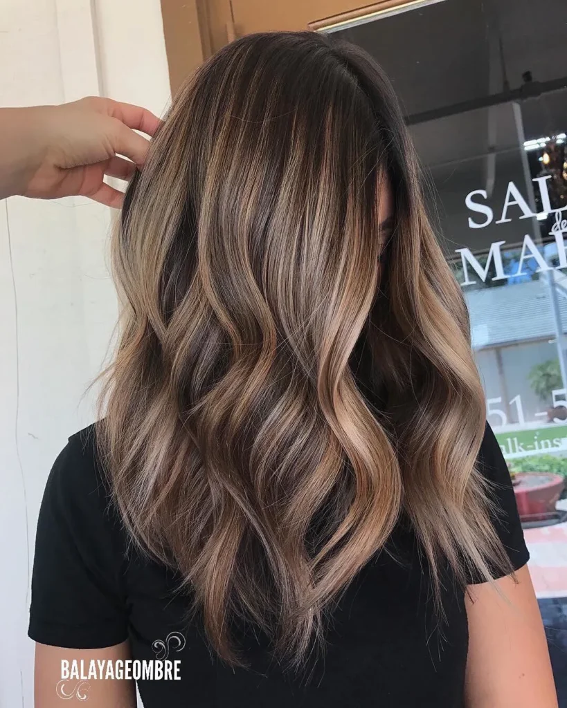 Honigblondes Balayage auf braunem Haar