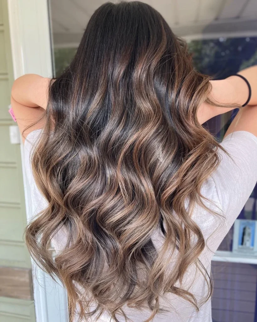 Karamell-Balayage auf braunem Haar