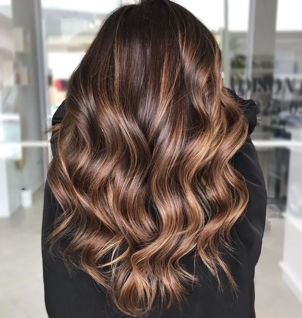  Karamell-Balayage auf braunem Haar