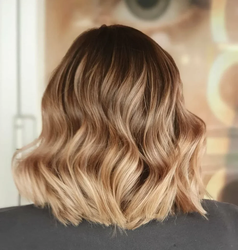 Karamellblondes Balayage auf langem Bob