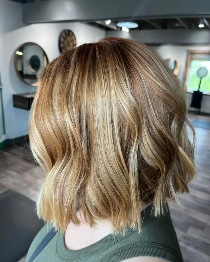 Karamellblondes kurzes Haar