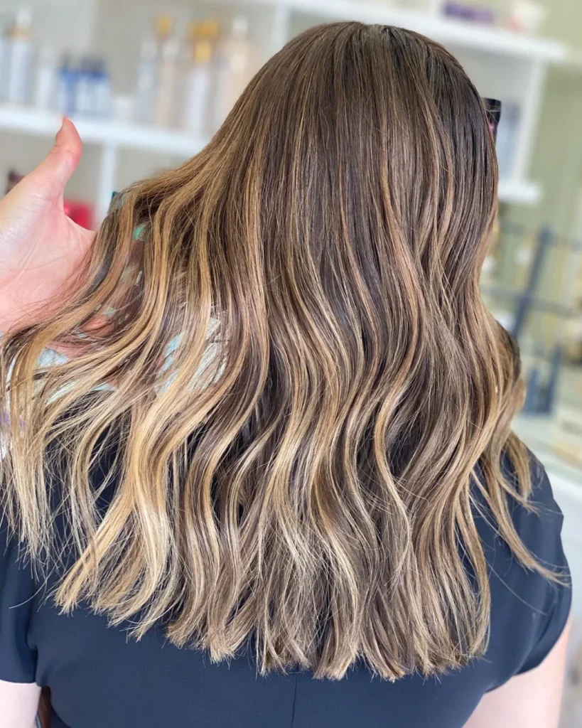 Karamellfarbenes Haar mit blonden Highlights