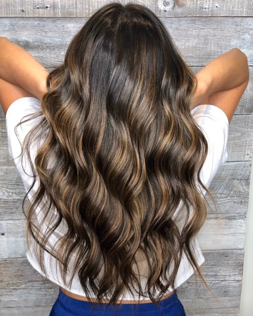 Kontrastreiches brünettes Balayage-Haar