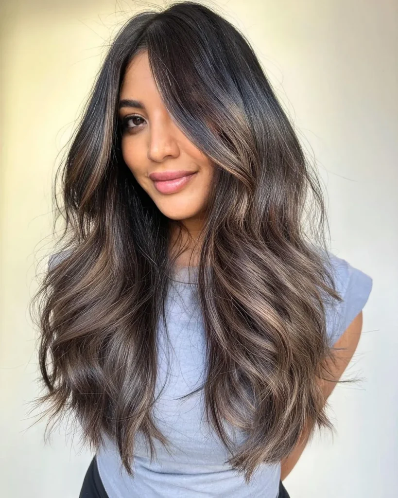 Kühle Karamell-Balayage auf asch-braunem Haar