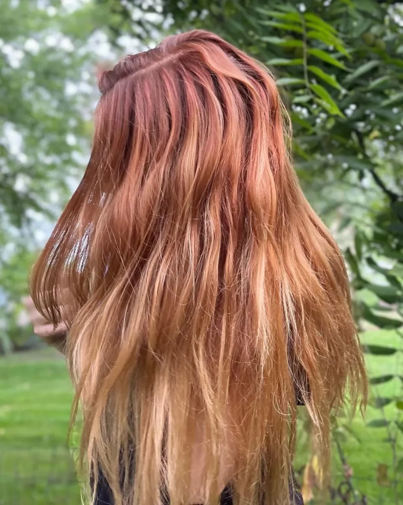  Kupferblondes Balayage mit erdbeerfarbenen Blond-Tönen