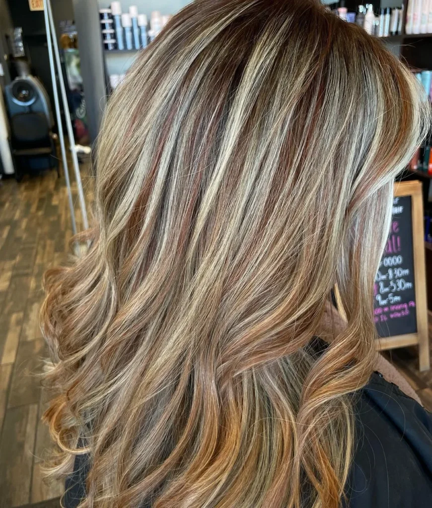 Kupferne und blonde Highlights auf dunklem Haar