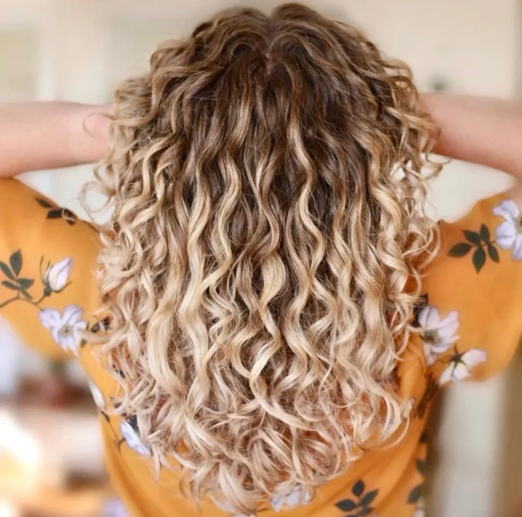 Lange blonde Locken mit dunklem Ansatz