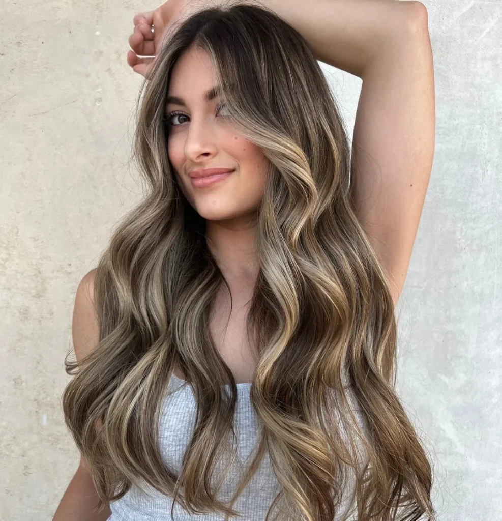  Lange braune Haare mit blonden Highlights