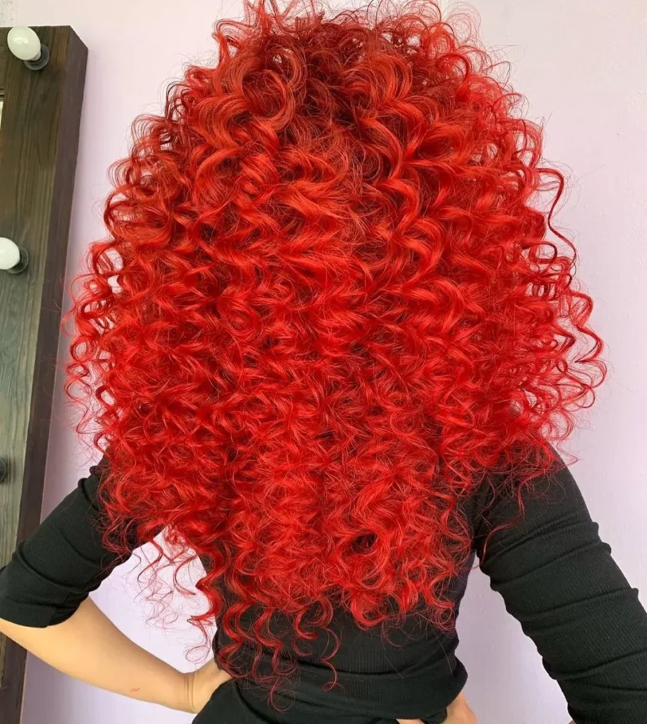  Leuchtend rote Afro-Locken