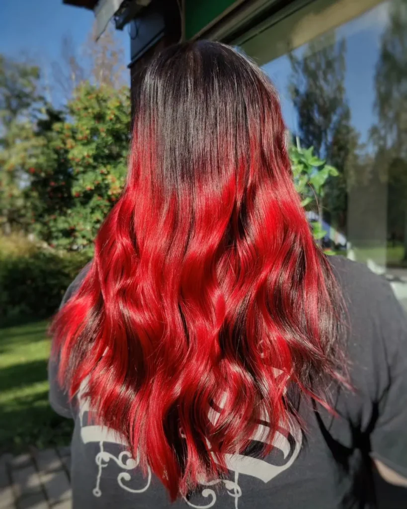 Leuchtend rote Balayage auf schwarzem Haar 