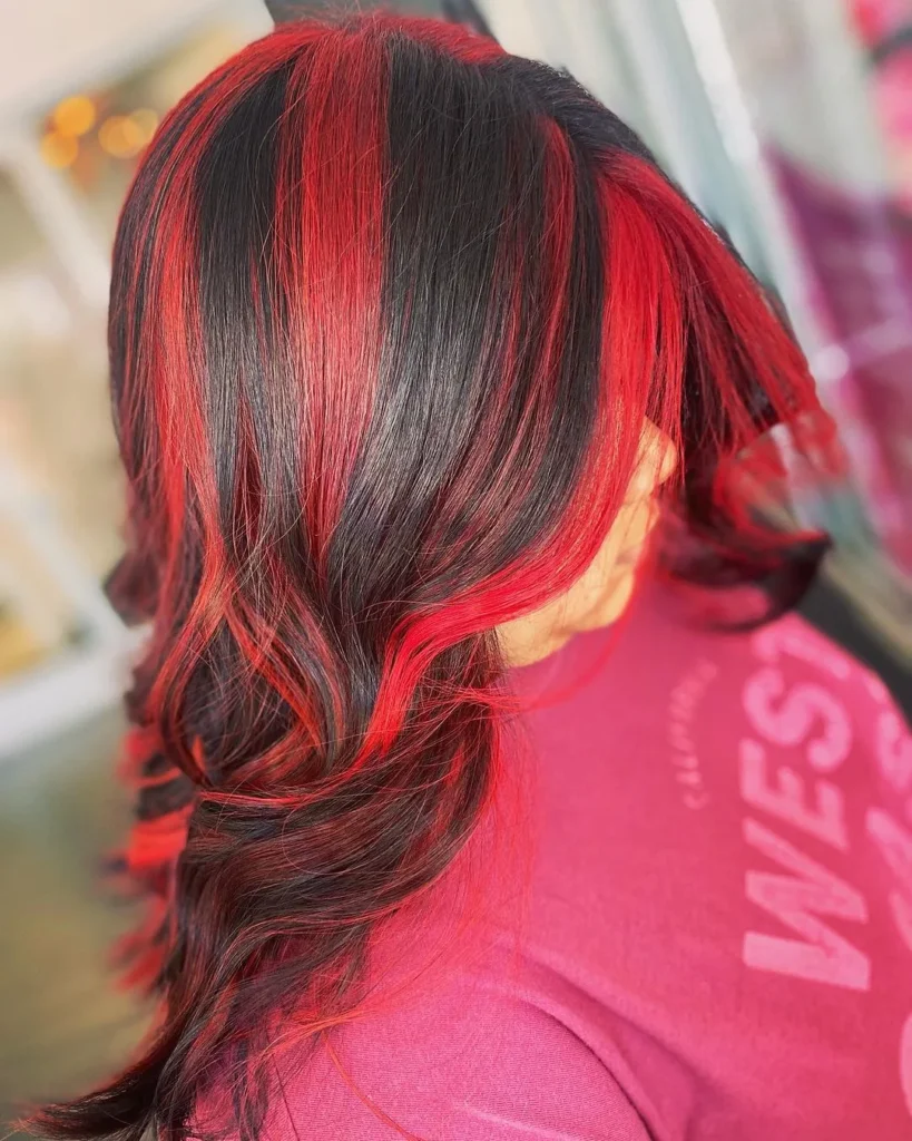 Leuchtend rote Highlights auf schwarzem Haar