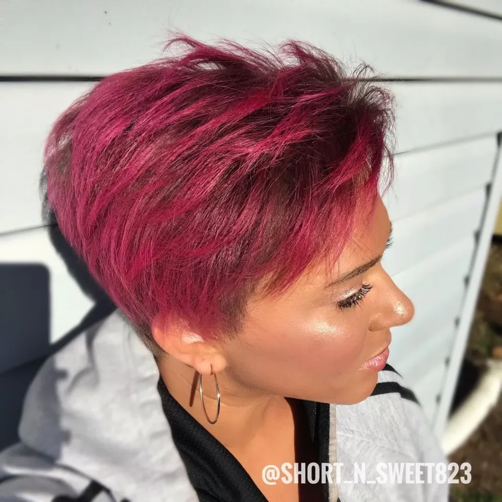 Leuchtend roter, pinkfarbener Pixie-Cut