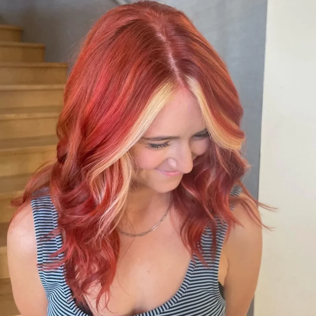 Leuchtend rotes Haar mit blonden Money Piece