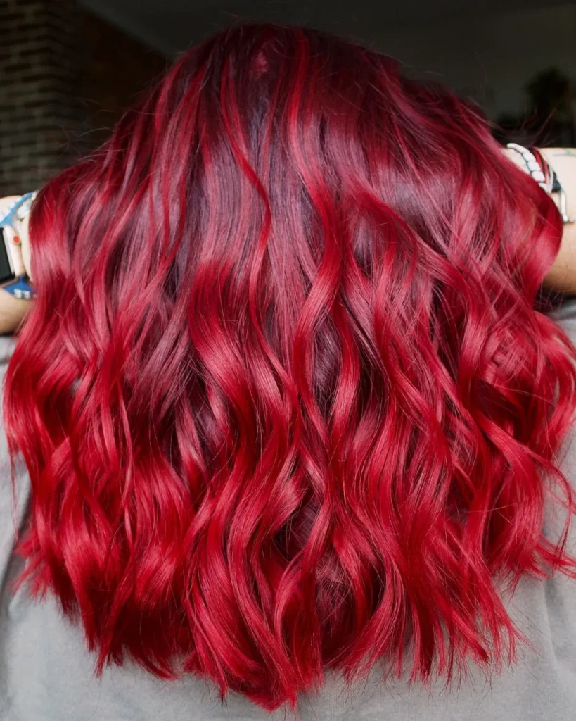 Leuchtend rotes mittellanges Haar