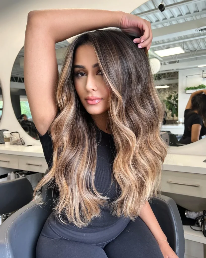 Mittelbraunes Haar mit warmem Blond-Balayage