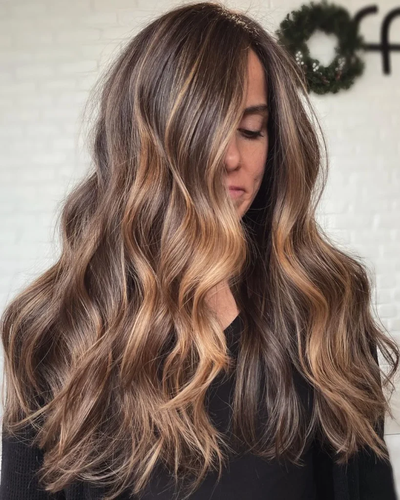 Mittelbraunes Haar mit warmem Karamell-Balayage