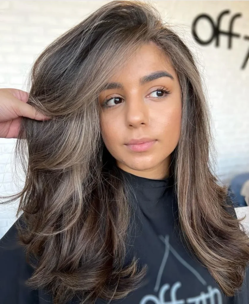 Mittelgroßes asch-braunes Haar Balayage