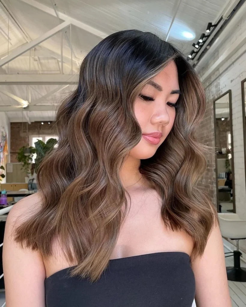 Mittlere, kühl getönte Balayage auf dunklem Haar