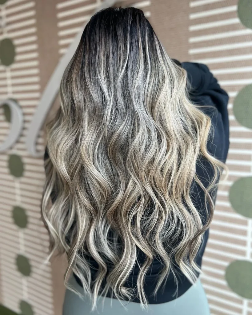 Platinblonde Highlights auf dunklem Haar