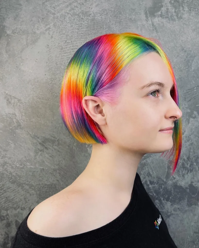 Regenbogenfarbener kurzer asymmetrischer Bob