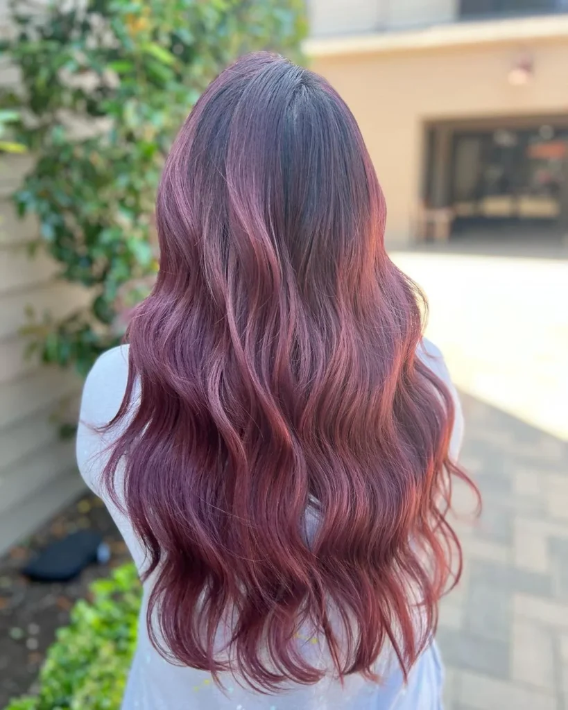 Rosa Balayage-Ombre auf dunkelbraunem Haar