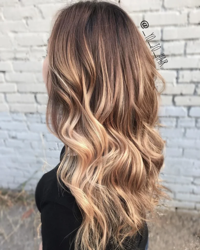 Rosé goldene Highlights auf dunklem Haar