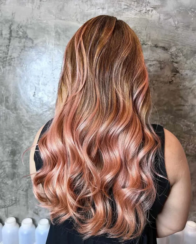 Roségold-Balayage auf dunkelbraunem Grundton