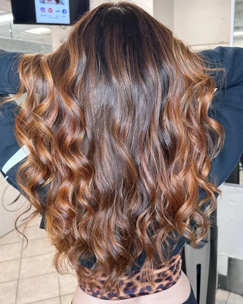 Rotbraunes Balayage auf dunklem Haar