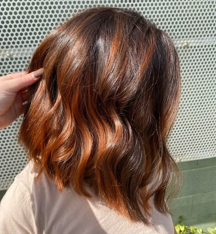 Rotbraunes Balayage auf schrägem Lob