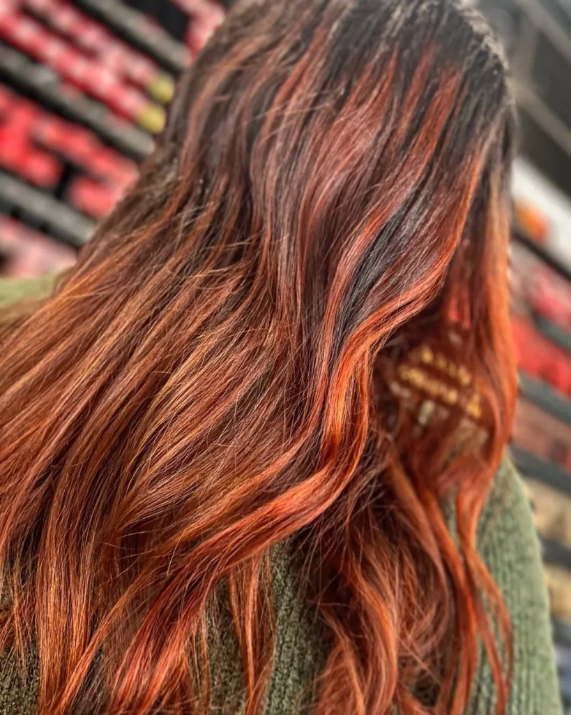 Rotbraunes Haar mit starken Highlights