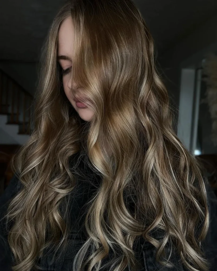 Sandfarbenes Brünett-Balayage