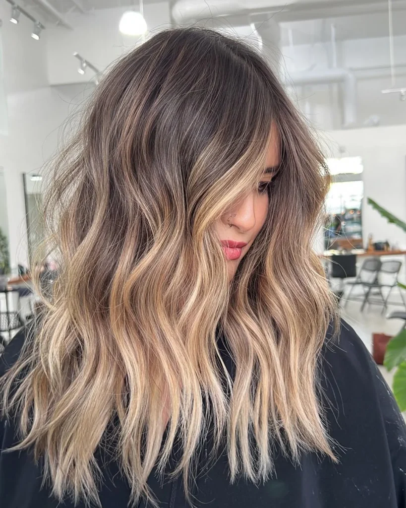 Sanfte blonde Highlights auf hellbraunem Haar